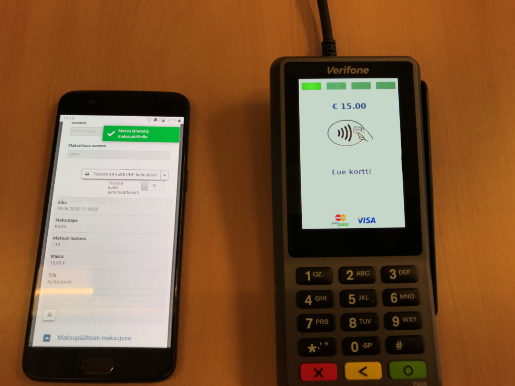 Maksupääteintegraation toiminta esitettynä maksupäätteellä ja puhelimella